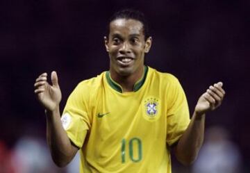 Ronaldinho con la playera de Brasil