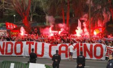 Atleti fans outside team hotel