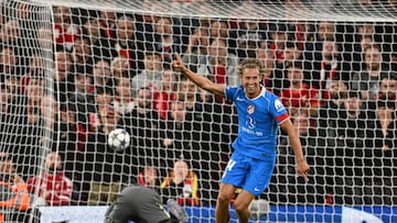 2-2. Volea al borde del área del defensa, con la ayuda de Alexis Mac Allister que la desvía, para batir a Alisson Becker.