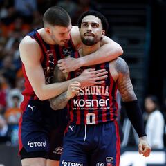 Howard emerge en un duelo de pistoleros