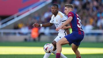 BARCELONA, 28/10/2023.- El centrocampista del FC Barcelona Fermín López (d) disputa una posesión ante David Alaba, defensa austriaco del Real Madrid durante el partido de LaLiga que enfrenta al FC Barcelona y al Real Madrid este sábado en el Estadio Olímpico Lluís Companys de Barcelona. EFE/ Siu Wu