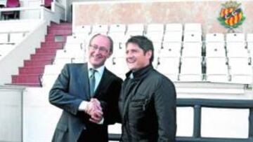 <b>AIRES NUEVOS. </b>José María Fernández y Lluís Fàbregas, ayer en el Nou Estadi.