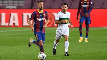 Barcelona&#039;s Bosnian midfielder Miralem Pjanic (L) and Elche&#039;s Spanish midfielder Victor Rodriguez vie for the ball during the 55th Joan Gamper Trophy friendly football match between Barcelona and Elche at the Camp Nou stadium in Barcelona on Sep