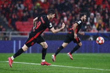 4-3. Robert Lewandowski, calca el lanzamiento de su primer gol desde los once metros y marca el tercero del conjunto cul.