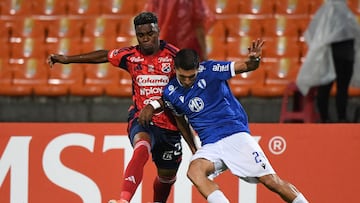 Independiente Medellin's forward #20 John Montano (L) and Juventud's defender #24 Federico Barrandeguy fight for the ball during the Copa Libertadores phase three second-leg football match between Colombia's Independiente Medellin and Uruguay's Juventud at the Atanasio Girardot Stadium in Medellin, Colombia on March 12, 2026. (Photo by Jaime SALDARRIAGA / AFP)