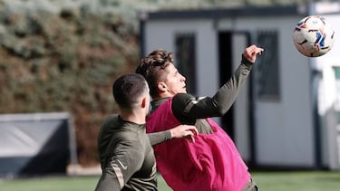Giuliano Simeone, uno más en el entrenamiento del Cholo