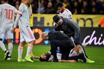 Dani Carvajal es atendido por los servicios médicos de la selección española tras sufrir un fuerte balonazo en la cara.