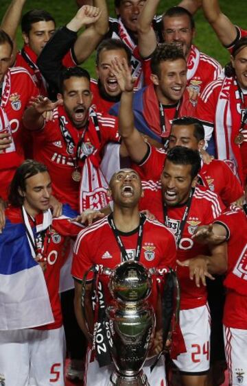 Los jugadores del Benfica celebran con el trofeo tras derrotar Olhanense y ganar el título de la Liga portuguesa en el estadio Luz de Lisboa 