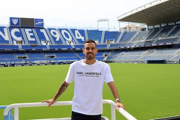 Manu Molina. con el incomparable fondo de La Rosaleda.