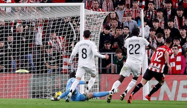 2-1. Grave error de Federico Valverde, que pierde el balón el balón cerca del área blanca. Gorka Guruzeta aprovecha la situación y, en el mano a mano, supera a Thibaut Courrtois.