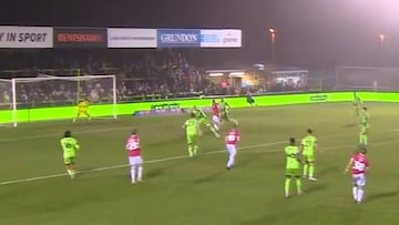 Reyes ataja todo en Inglaterra... ¡hasta los cabezazos de los compañeros!