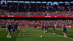 Los jugadores del Sevilla, ante su público.