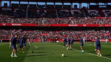 Los jugadores del Sevilla, ante su público.
