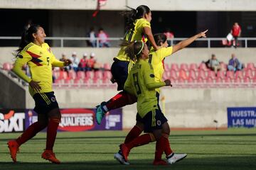 El equipo colombiano venció 7-0 a Uruguay en el debut en la Copa América Femenina con póquer de Catalina Usme y goles de Yoreli Rincón, Daniela Montoya e Isabella Echeverri.