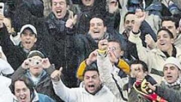Robinho celebra con el público su gol.