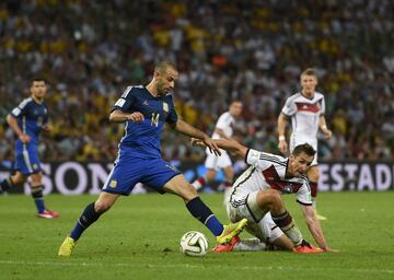 Javier Mascherano y Miroslav Klose.