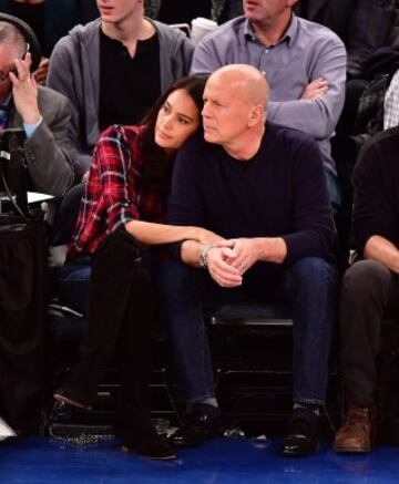 Emma Heming Willis y Bruce Willis asisten en el Madison al New York Knicks-Cleveland Cavaliers.