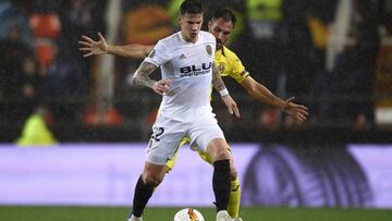 Santi Mina protege el bal&oacute;n de V&iacute;ctor Ru&iacute;z en la vuelta de cuartos de final de Europa League contra el Villarreal.