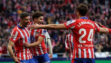 Soccer Football - LaLiga - Atletico Madrid v Osasuna - Metropolitano, Madrid, Spain - January 12, 2025 Atletico Madrid's Julian Alvarez celebrates scoring their first goal with Clement Lenglet and Robin Le Normand REUTERS/Violeta Santos Moura