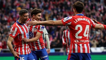 Soccer Football - LaLiga - Atletico Madrid v Osasuna - Metropolitano, Madrid, Spain - January 12, 2025 Atletico Madrid's Julian Alvarez celebrates scoring their first goal with Clement Lenglet and Robin Le Normand REUTERS/Violeta Santos Moura
