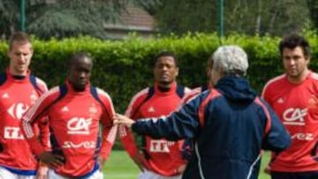 <b>BANQUILLO CONVULSO. </b>El mal arranque de Francia ha reabierto el debate sobre la titularidad en el equipo de Domenech.