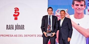 Premio Promesa As del Deporte 2024 a Rafa Jódar. El joven tenista posa con el trofeo que recibe de Miguel Contreras, director de contenidos de PRISA Media.