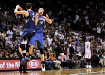 Kevin Love celebra un triple con Chase Budinger.