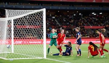 3-0. Jugada que crea Ona Batlle en la banda izquierda y ella misma, aprovechando un balón suelto, remata al fondo de la red el tercer tanto.