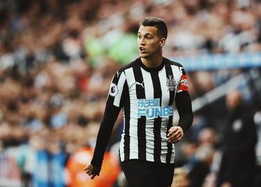 El lateral derecho formado en las categorías inferiores del Atlético de Madrid llegó al Newcastle en la temporada 2017/18. Antes pasó por el Olympique de Marsella y el Sunderland AFC. Actualmente sigue en el conjunto inglés habiendo jugado un total de 88 partidos. 
