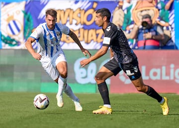 Juanfran, frente a Josema, en un lance del encuentro. Foto: Juan Aguado Diario AS.