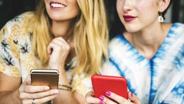 Las mujeres usan el móvil más que los hombres en España, según una encuesta