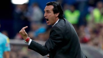 El entrenador del Sevilla FC Unai Emery da instrucciones a sus jugadores durante la final de la Copa del Rey.