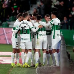 El Elche prolonga la crisis del Racing