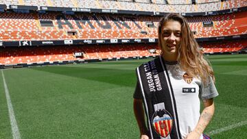 Asun Mart¨ªnez posa en Mestalla para AS