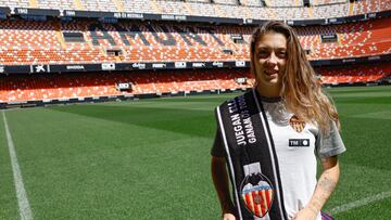 Asun Martínez posa en Mestalla para AS