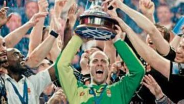 <b>CIUDAD REAL SE LLEVA OTRA COPA. </b> Hombrados, como capitán, levantó también la segunda Champions del Ciudad Real en su historia. Sólo un jugador del equipo, Rolando Urios, segundo capitán del equipo, ha estado en todos los títulos internacionales del equipo manchego.