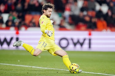 Solo por su parada a Gelabert, que le había colocado un remate en la escuadra, merece estar en el once. Si además con esa parada evita que su equipo pierda puntos, perfecto.