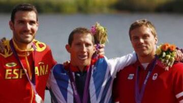 Ed McKeever, medalla de oro, Saul Craviotto, plata, y Mark de Jonge, bronce, posan en el podio.