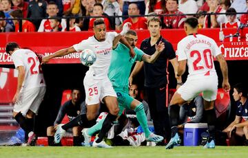 Fernando y Karim Benzema ante la atenta mirada de Julen Lopetegui.