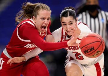 La madrileña Nicole Cardano-Hillary (de rojo), en lucha por el balón con Raina Perez, y las Indiana Hoosiers hicieron historia al clasificarse por primera vez para el Elite 8 del March Madness tras eliminar a la gran favorita: NC State. 