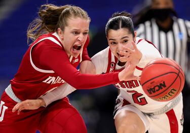 La madrileña Nicole Cardano-Hillary (de rojo), en lucha por el balón con Raina Perez, y las Indiana Hoosiers hicieron historia al clasificarse por primera vez para el Elite 8 del March Madness tras eliminar a la gran favorita: NC State. 