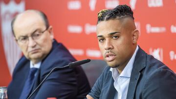 SEVILLA, 05/09/2023.- El delantero hispanodominicano Mariano Díaz durante su presentación como nuevo fichaje del Sevilla FC. EFE/ Raúl Caro.
