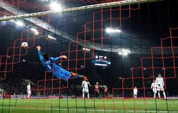 El guardameta brasileño, titular habitual con la canarinha, es un seguro bajo palos y la fortaleza de la Roma empieza en su seguridad bajo palos. Héroe en la primera jornada de la Champions ante el Atlético de Madrid y en la ida de octavos evitó una mayor