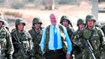 <b>MANDO EN PLAZA. </b>El seleccionador, al frente de un destacamento de la Brigada Acorazada Guadarrama XII, en El Goloso (Madrid).