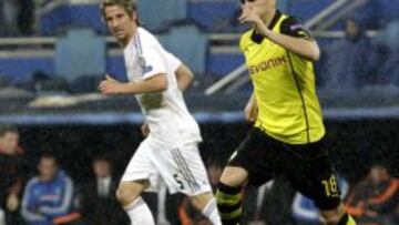El centrocampista turco del Borussia Dortmund Nuri Sahin (d) controla el balón junto al portugués Fabio Coentrao, del Real Madrid, durante el partido de ida de los cuartos de final de Liga de Campeones que se disputa esta noche en el estadio Santiago Bernabéu, en Madrid.