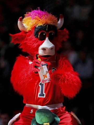 Benny the Bull, la mascota de los Chicago Bulls y una de las más queridas en la NBA, se presentó con un bote de jabón para luchar contra el coronavirus en el último partido de la franquicia de Illinois contra Cleveland Cavaliers.
