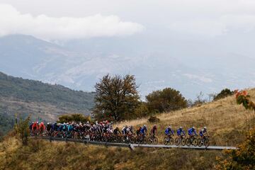 El pelotón durante la novena etapa de la carrera ciclista Giro de Italia 2020, una ruta de 207 kilómetros entre San Salvo y Roccaraso 