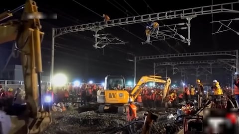 China needed to build a train station in nine hours: they did it with 1,500 workers, 23 excavators, and military-like organization