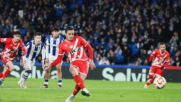 Óscar Trejo lanzando un penalti contra la Real Sociedad.