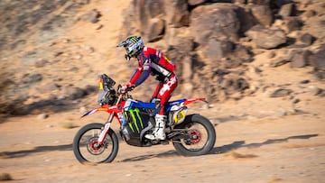 Tosha Schareina con la Honda durante la octava etapa del Dakar.